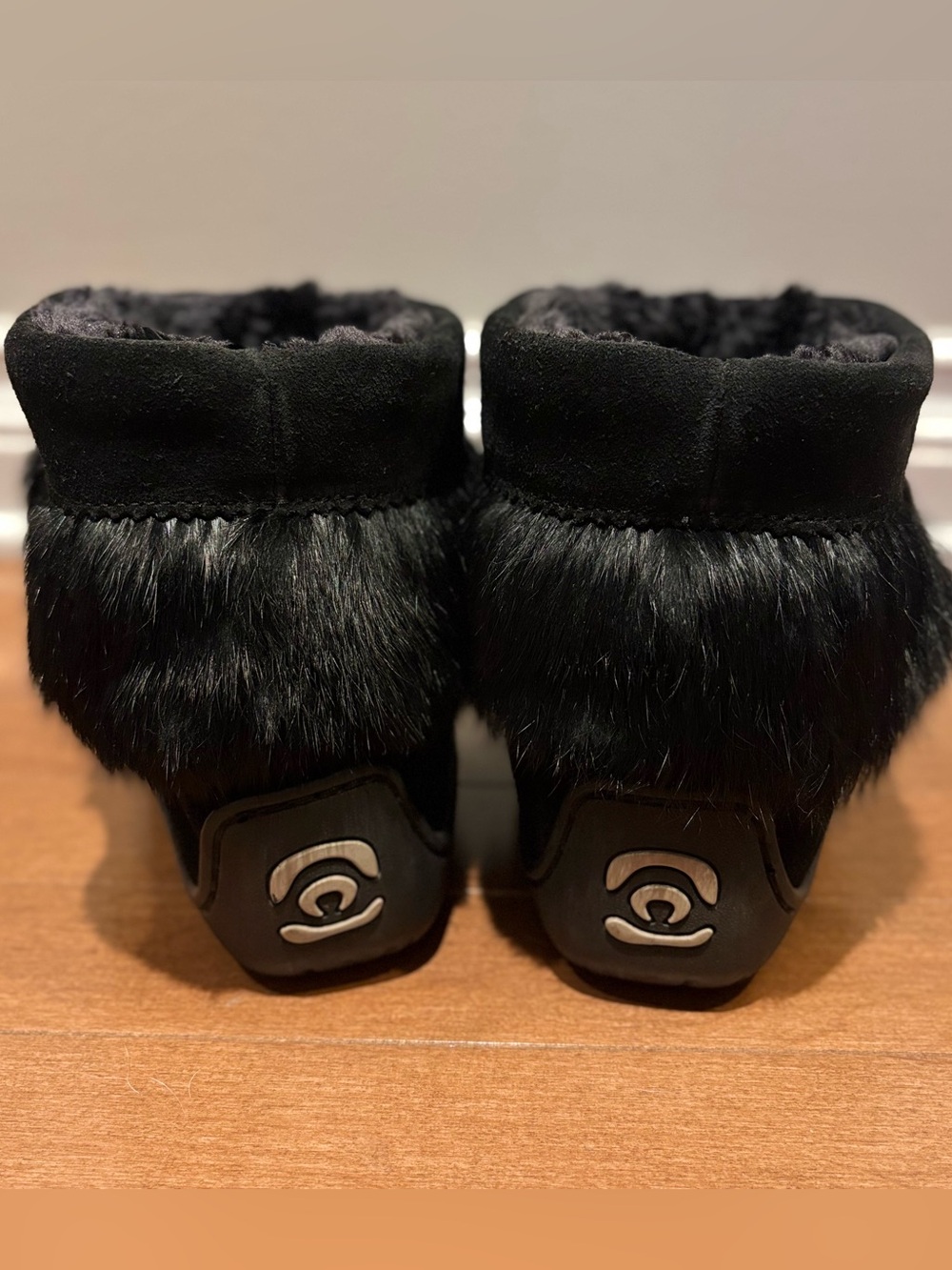 Manitobah Mukluks Keewatin Ankle Boots Black Suede Fur Bear Paw Beaded Design - Picture 4 of 9